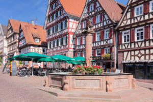 Fachwerkhäuser und Marktbrunnen am Marktplatz, Calw, Schwarzwald, Baden-Württemberg, Deutschland Fachwerkhäuser und Marktbrunnen am Marktplatz, Calw, Schwarzwald, Baden-Württemberg, Deutschland